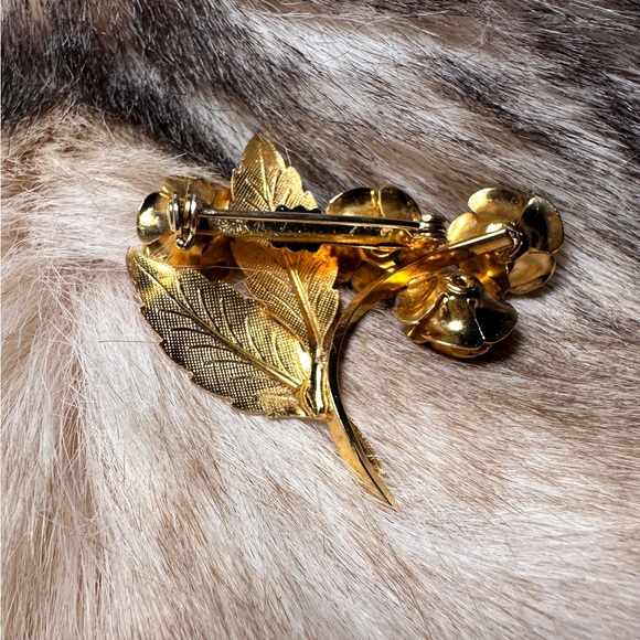 1950's Gold Tone Floral Rose Brooch - Picture 3 of 6